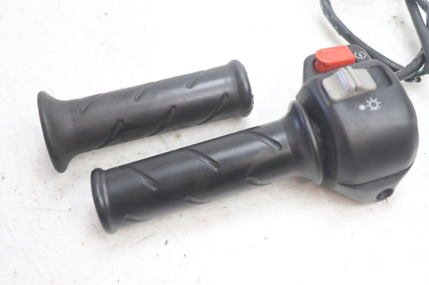 photo de COMANDO DIREITO PEUGEOT TREKKER 50 (1995 - 2004) - Ampliação técnica