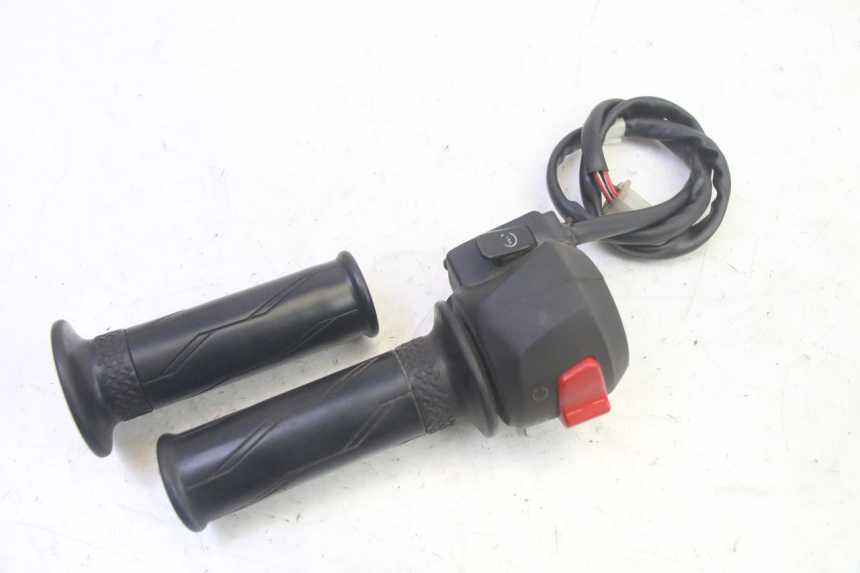 photo de COMANDO DIREITO YAMAHA TZR 50 (2008 - 2016) - Zoom do estado de desgaste