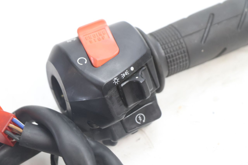 photo de COMANDO DIREITO HONDA VFR FI RC46 800 (1998 - 2001) - Zoom do estado de desgaste