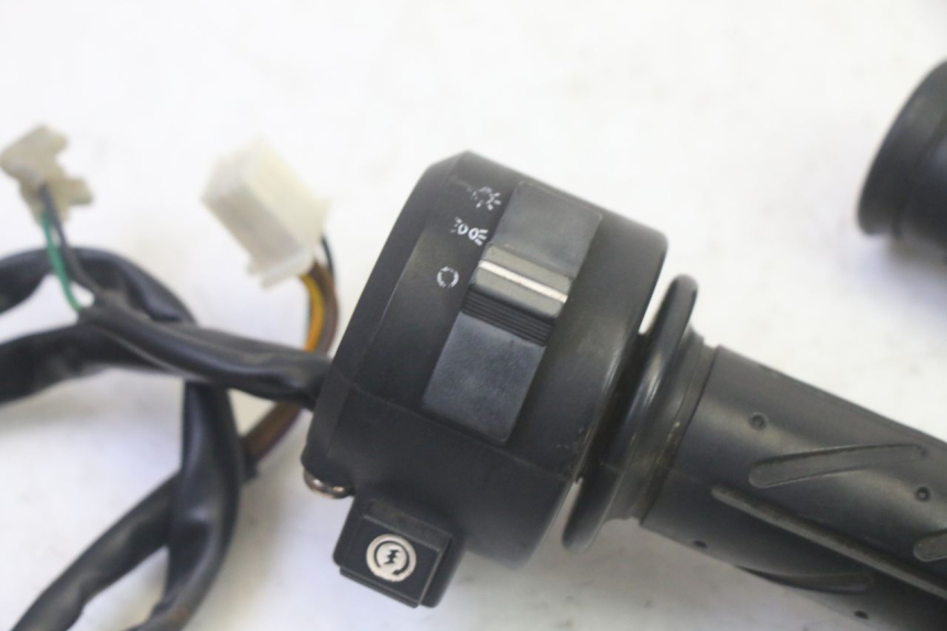photo de COMANDO DIREITO DAELIM VJ ROADWIN FI 125 (2008 - 2017) - Detalhe da peça