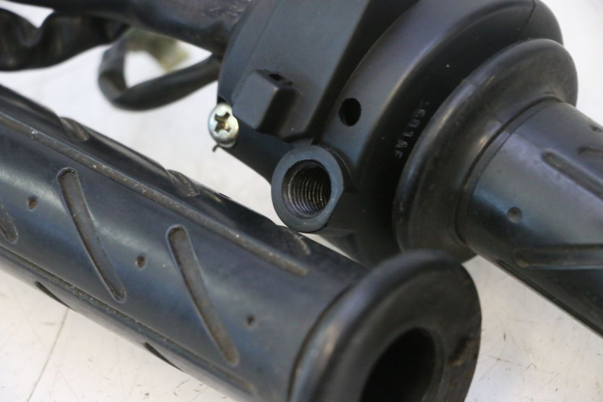 photo de COMUTADOR DIREITO DAELIM VJ ROADWIN 125 (2004 - 2007) - Pontos de fixação