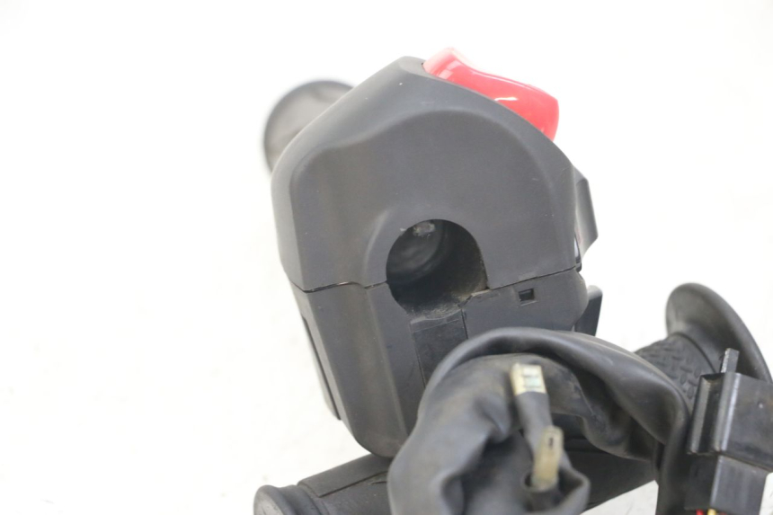 photo de COMANDO DIREITO YAMAHA XMAX X-MAX ABS 125 (2017 - 2020) - Zoom do estado de desgaste