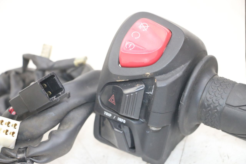 photo de COMANDO DIREITO YAMAHA XMAX X-MAX ABS 125 (2017 - 2020) - Pontos de fixação