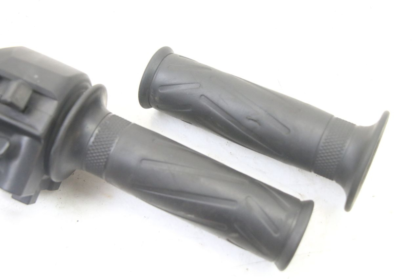 photo de COMANDO DIREITO YAMAHA X-MAX XMAX 125 (2010 - 2013) - Zoom do estado de desgaste