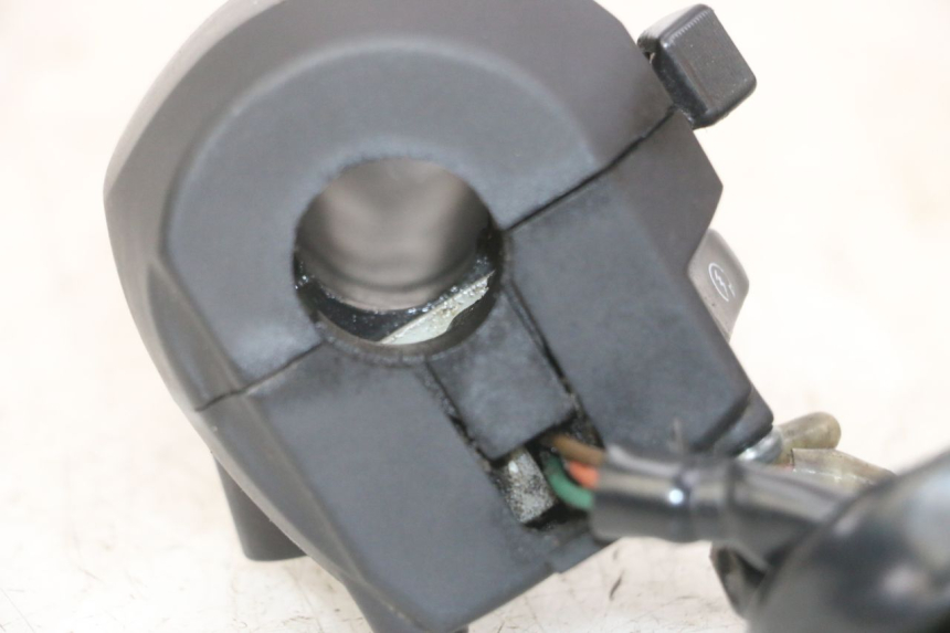 photo de COMANDO DIREITO YAMAHA X-MAX XMAX 125 (2010 - 2013) - Zoom do estado de desgaste