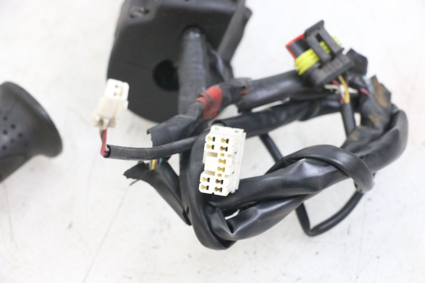 photo de COMANDO DIREITO PIAGGIO X10 125 (2012 - 2017) - Zoom do estado de desgaste
