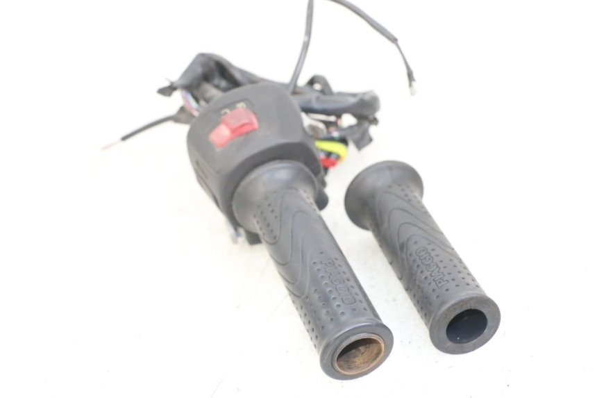 photo de COMANDO DIREITO PIAGGIO X10 125 (2012 - 2017) - Pontos de fixação