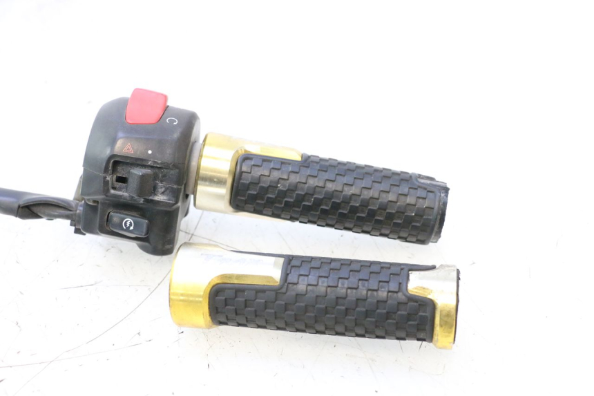 photo de COMUTADOR DIREITO YAMAHA XP T-MAX ABS 500 (2005 - 2005) - Detalhe da peça
