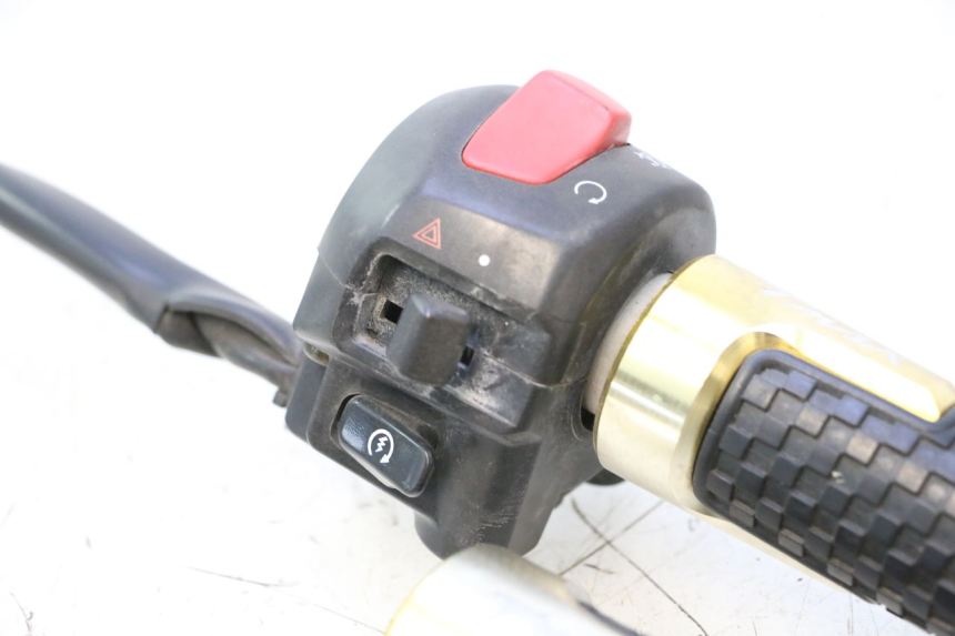 photo de COMUTADOR DIREITO YAMAHA XP T-MAX ABS 500 (2005 - 2005) - Zoom do estado de desgaste