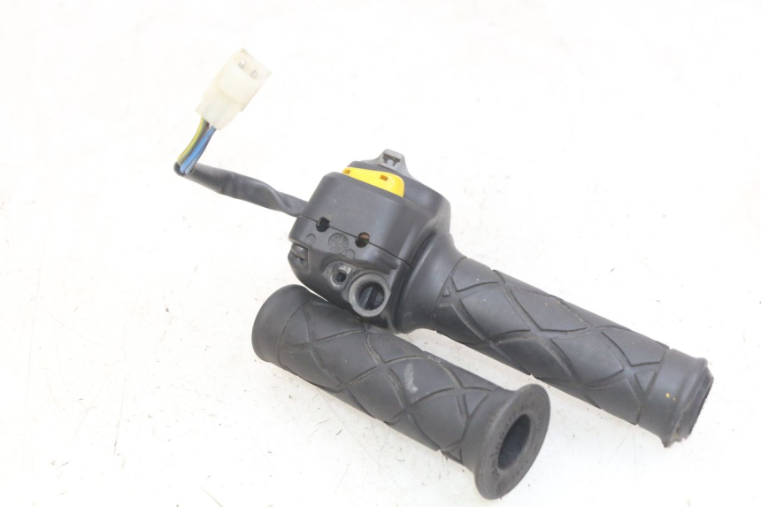 photo de COMANDO DIREITO YAMAHA YP MAJESTY 125 (1998 - 2001) - Detalhe da peça