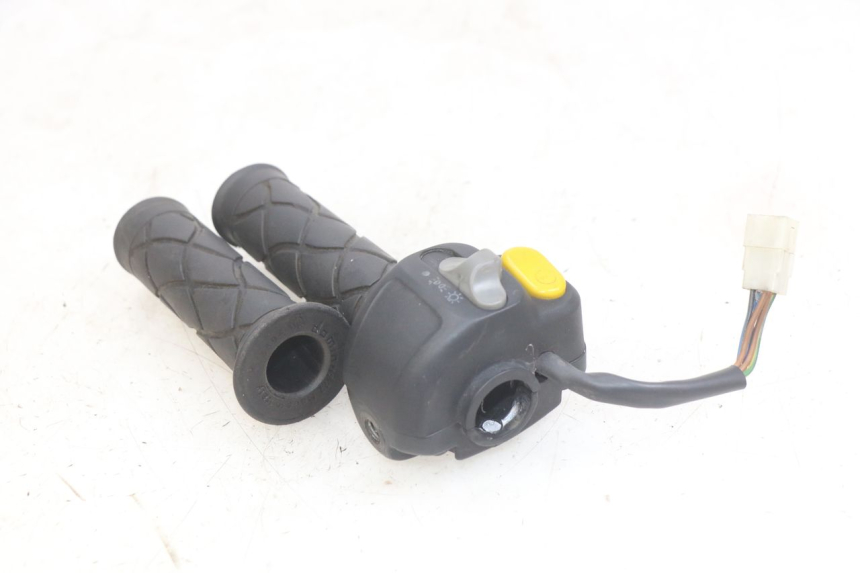 photo de COMANDO DIREITO YAMAHA YP MAJESTY 125 (1998 - 2001) - Zoom do estado de desgaste