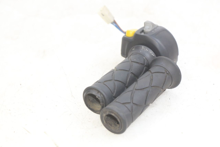 photo de COMANDO DIREITO YAMAHA YP MAJESTY 125 (1998 - 2001) - Ampliação técnica
