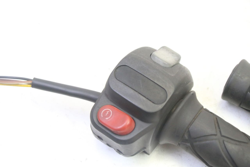 photo de COMANDO DIREITO YAMAHA YP MAJESTY 125 (2007 - 2010) - Detalhe da peça