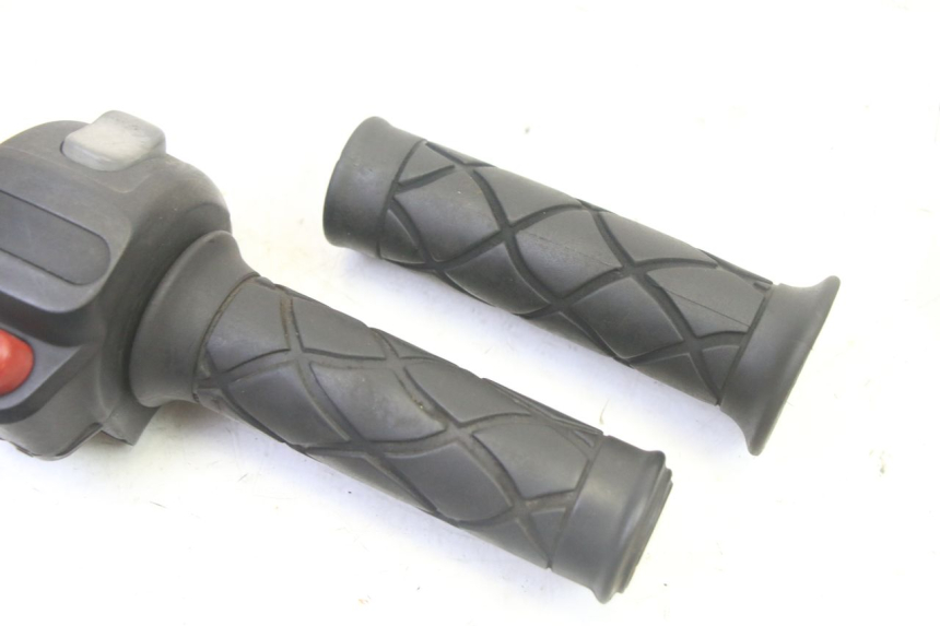 photo de COMANDO DIREITO YAMAHA YP MAJESTY 125 (2007 - 2010) - Zoom do estado de desgaste
