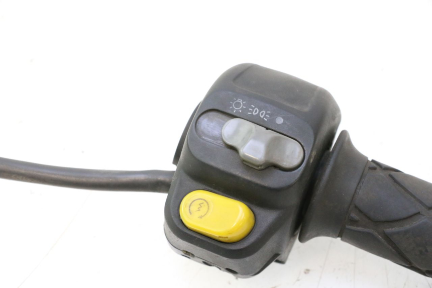 photo de COMANDO DIREITO YAMAHA YP MAJESTY 125 (1998 - 2001) - Detalhe da peça