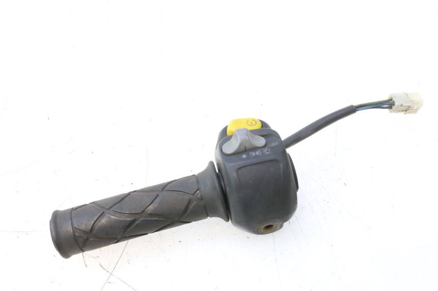 photo de COMANDO DIREITO YAMAHA YP MAJESTY 125 (1998 - 2001) - Zoom do estado de desgaste