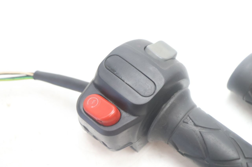 photo de COMANDO DIREITO YAMAHA YP MAJESTY 125 (2007 - 2010) - Zoom do estado de desgaste