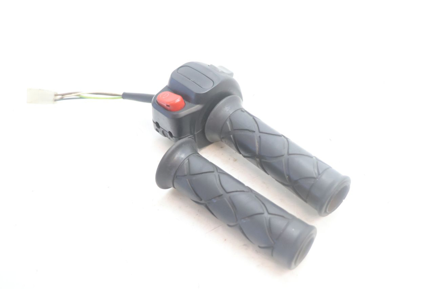 photo de COMANDO DIREITO YAMAHA YP MAJESTY 125 (2007 - 2010) - Outro ângulo de visão