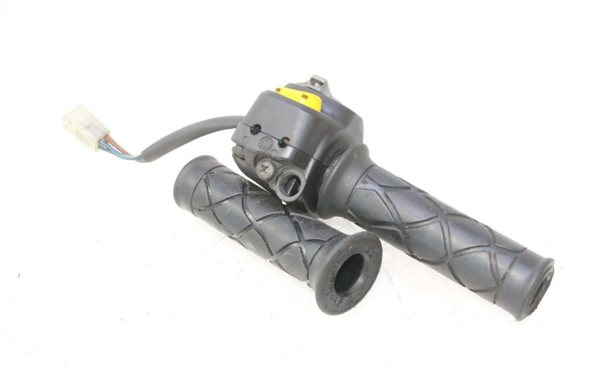 photo de COMANDO DIREITO YAMAHA YP MAJESTY 125 (1998 - 2001) - Zoom do estado de desgaste