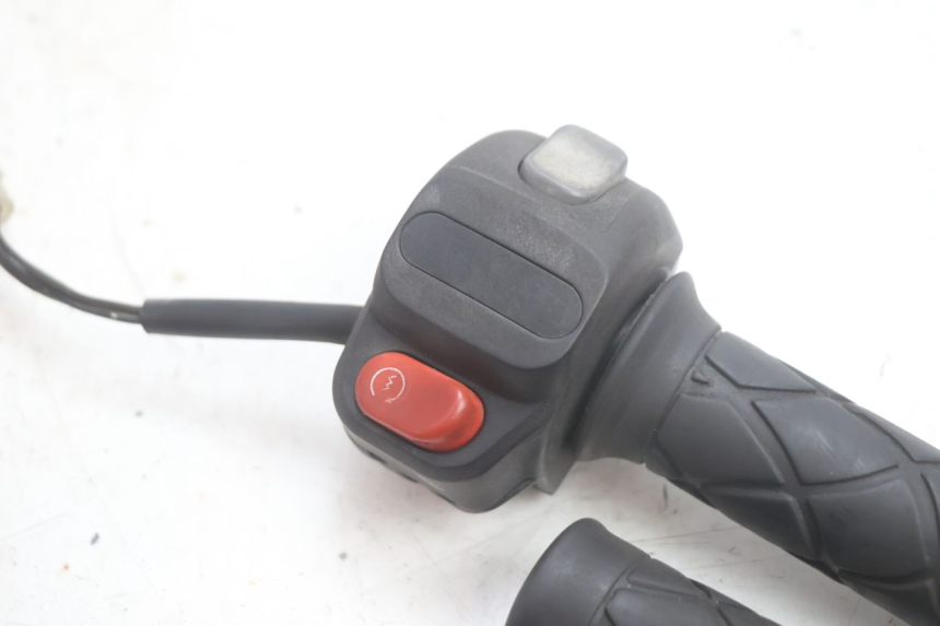 photo de COMANDO DIREITO YAMAHA YP MAJESTY 125 (2002 - 2006) - Detalhe da peça