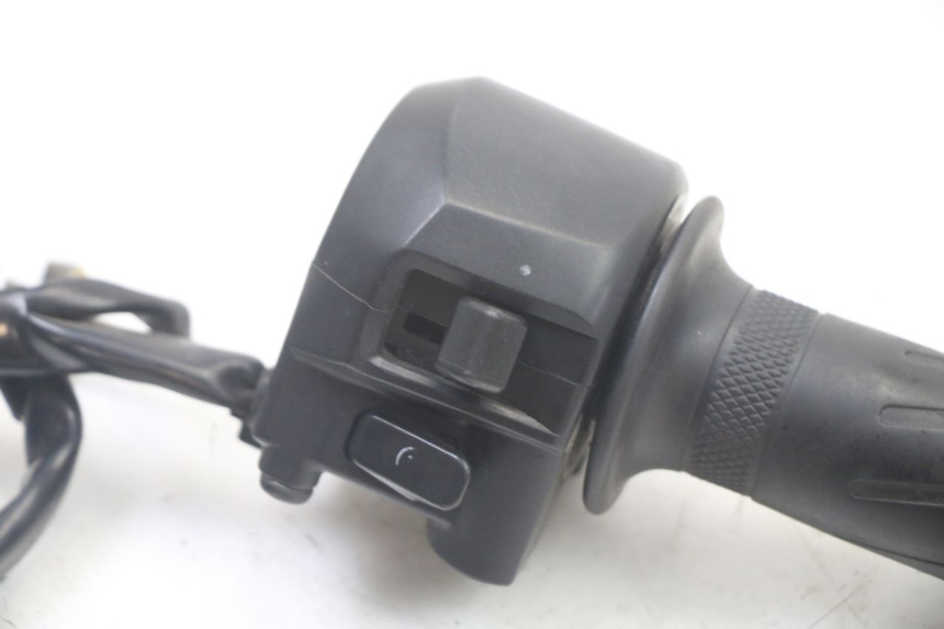photo de COMANDO DIREITO YAMAHA YP X-MAX XMAX 400 (2014 - 2017) - Zoom do estado de desgaste