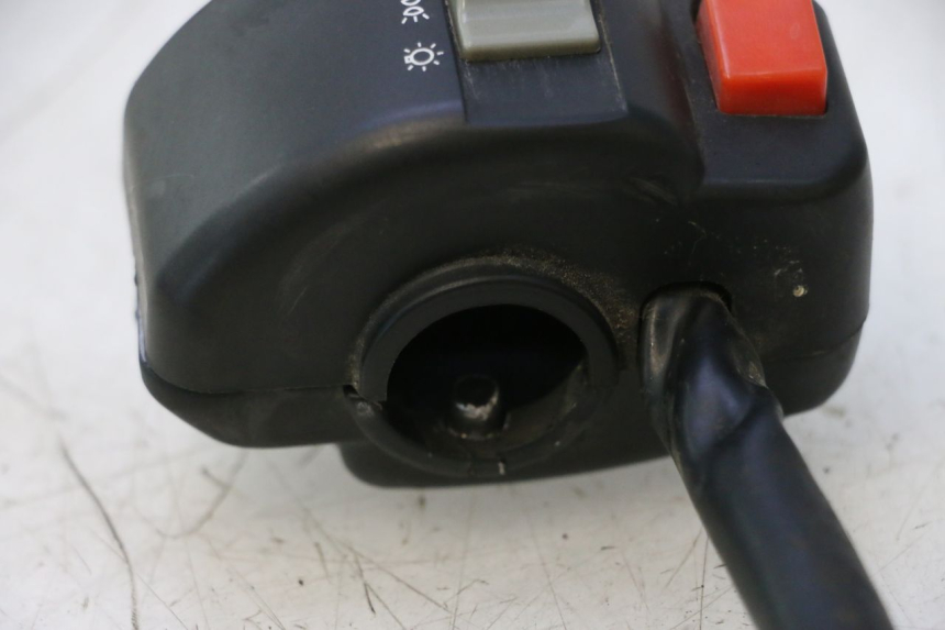 photo de COMANDO DIREITO UNIVERSAL BIKE ZN50QT-11B 50 (2018 - 2021) - Detalhe da peça