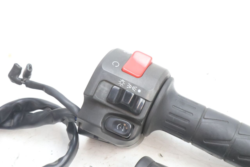 photo de COMANDO DIREITO KAWASAKI ZZR 600 (1995 - 2004) - Detalhe da peça