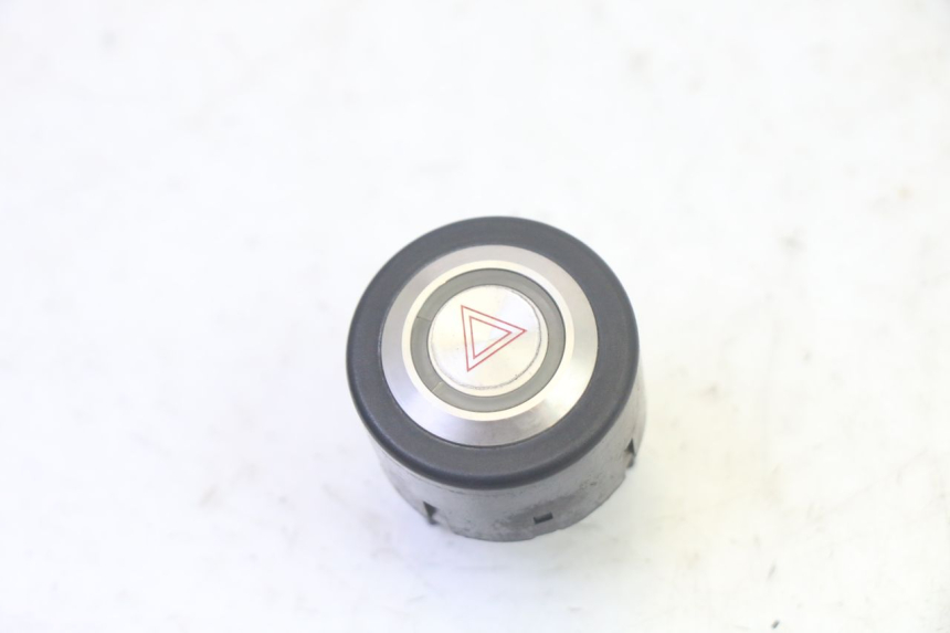 photo de INTERRUPTOR DE LUZES DE EMERGÊNCIA ADIVA AD3 300 (2014 - 2020) - Detalhe da peça