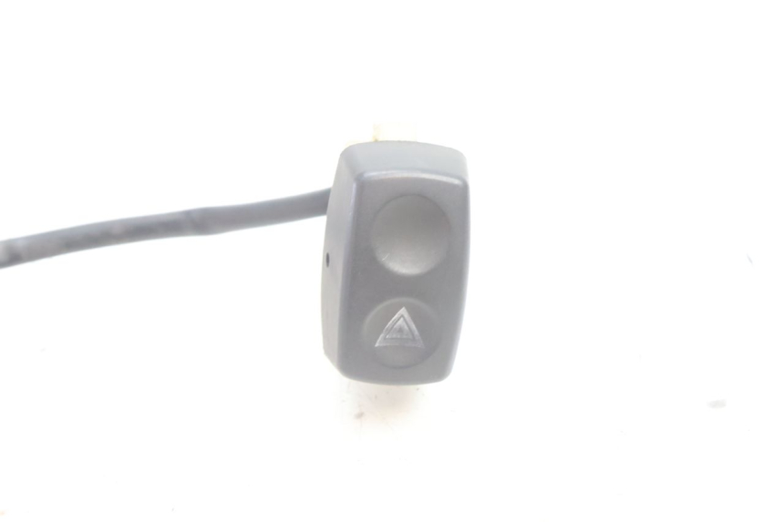 photo de INTERRUPTOR DE LUZES DE EMERGÊNCIA BMW C1 125 (2000 - 2003) - Detalhe da peça