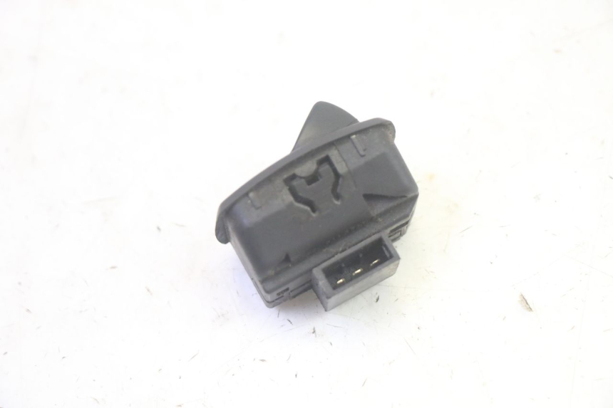 photo de COMUTADOR DE LUZES DE EMERGÊNCIA PEUGEOT DJANGO 4T 50 (2014 - 2019) - Zoom do estado de desgaste