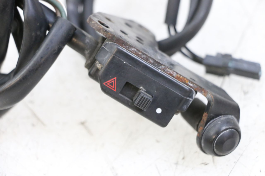 photo de COMUTADOR DE LUZES DE EMERGÊNCIA YAMAHA FJR ABS 1300 (2006 - 2012) - Detalhe da peça