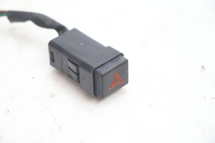 photo de INTERRUPTOR DE LUZES DE EMERGÊNCIA YAMAHA FJR 1300 (2001 - 2005) - Detalhe da peça
