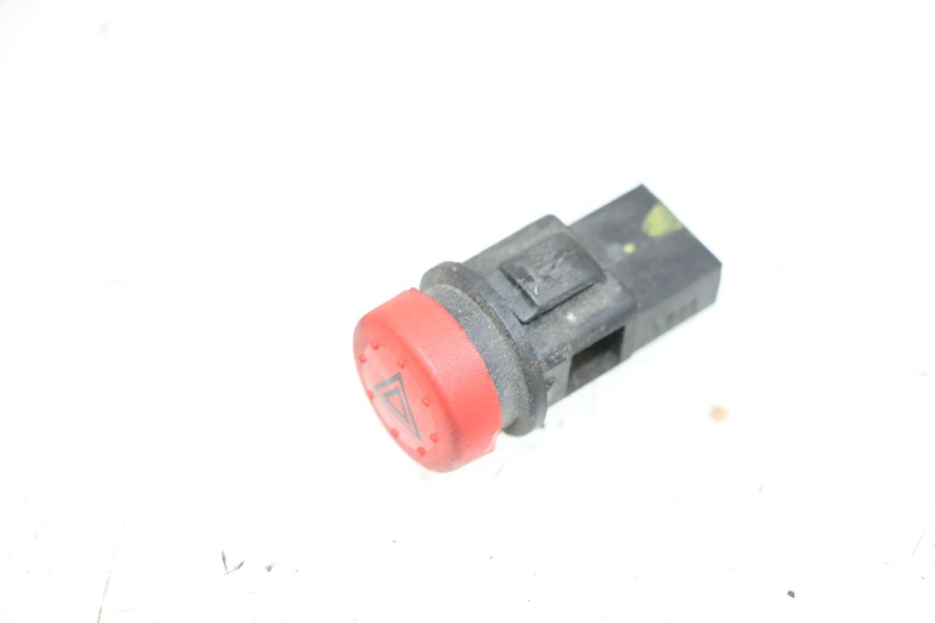 photo de COMUTADOR DE LUZES DE EMERGÊNCIA PIAGGIO MP3 HPE 300 (2019 - 2026) - Zoom do estado de desgaste