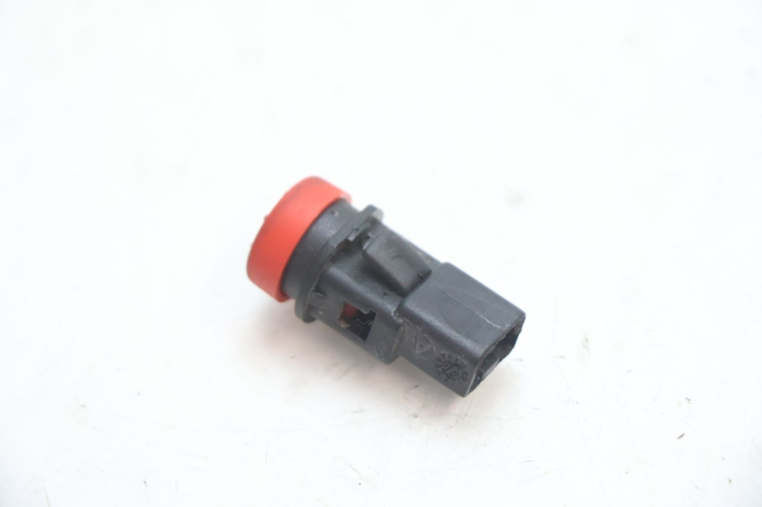 photo de INTERRUPTOR DE LUZES DE EMERGÊNCIA PIAGGIO MP3 LT 300 (2010 - 2016) - Zoom do estado de desgaste