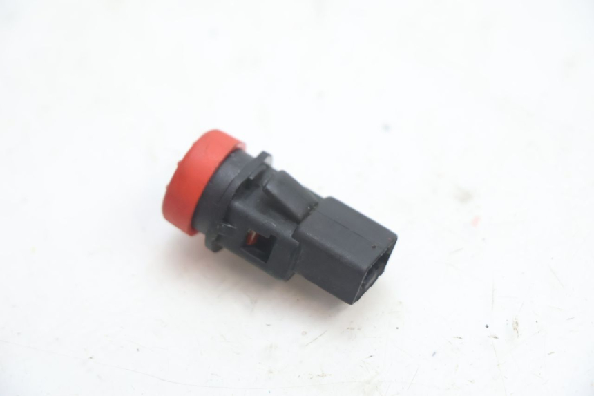 photo de COMUTADOR DE LUZES DE EMERGÊNCIA PIAGGIO MP3 LT 400 (2007 - 2012) - Zoom do estado de desgaste