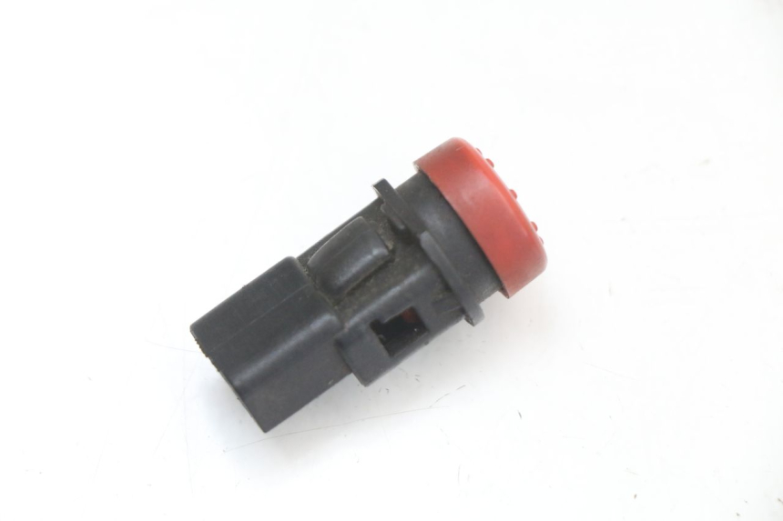 photo de INTERRUPTOR DE LUZES DE EMERGÊNCIA PIAGGIO MP3 125 (2006 - 2014) - Zoom do estado de desgaste