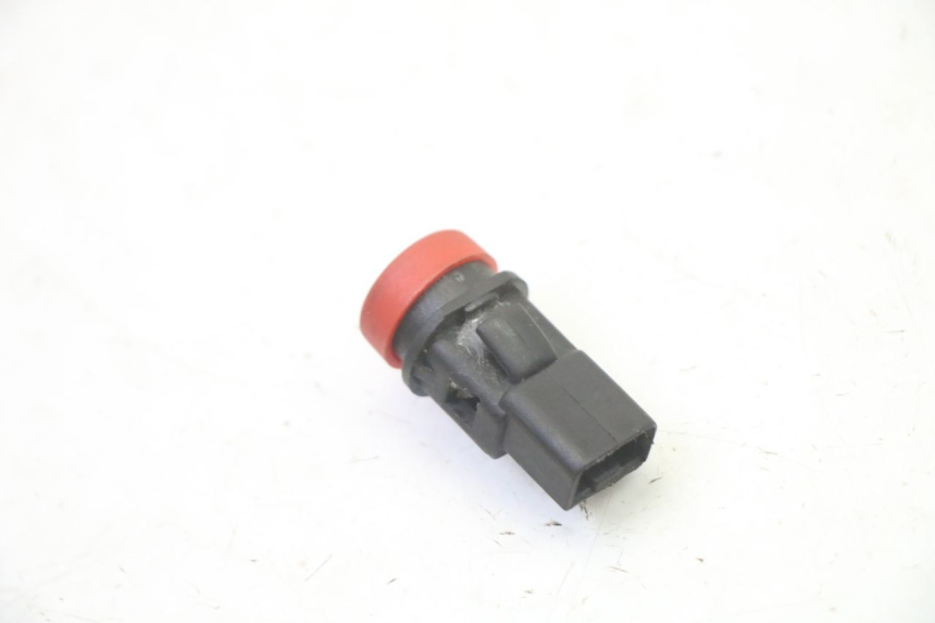 photo de COMUTADOR DE LUZES DE EMERGÊNCIA PIAGGIO MP3 RL 250 (2006 - 2010) - Zoom do estado de desgaste