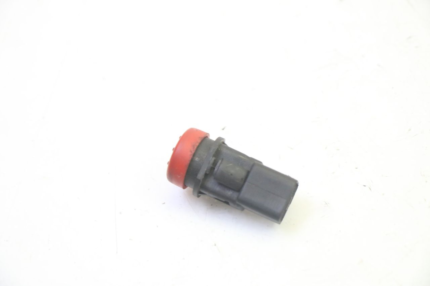 photo de INTERRUPTOR DE LUZES DE EMERGÊNCIA PIAGGIO MP3 125 (2006 - 2014) - Zoom do estado de desgaste