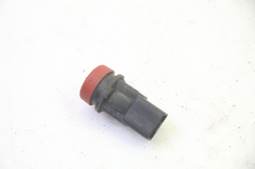 photo de COMUTADOR DE LUZES DE EMERGÊNCIA PIAGGIO MP3 RL 250 (2006 - 2010) - Zoom do estado de desgaste