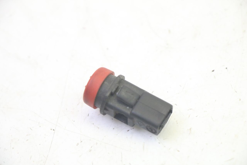 photo de INTERRUPTOR DE LUZES DE EMERGÊNCIA PIAGGIO MP3 125 (2006 - 2014) - Zoom do estado de desgaste