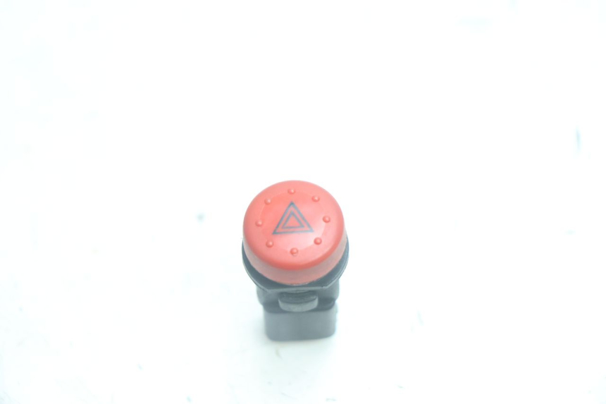 photo de INTERRUPTOR DE LUZES DE EMERGÊNCIA PIAGGIO MP3 125 (2006 - 2014) - Vista principal