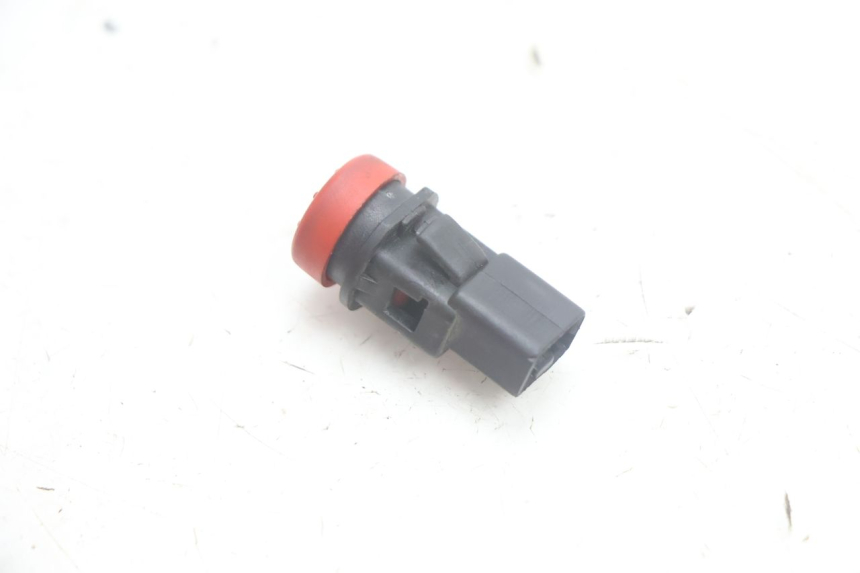 photo de INTERRUPTOR DE LUZES DE EMERGÊNCIA PIAGGIO MP3 125 (2006 - 2014) - Zoom do estado de desgaste
