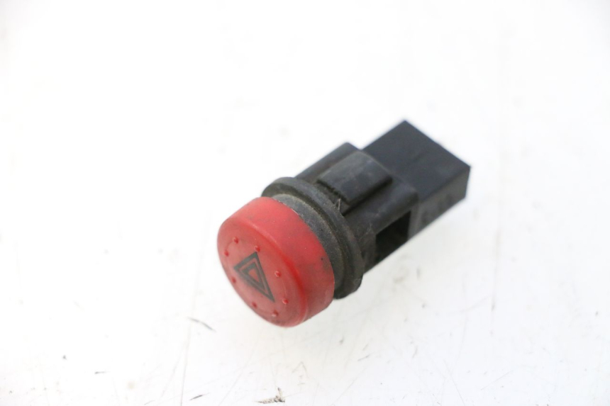 photo de INTERRUPTOR DE LUZES DE EMERGÊNCIA PIAGGIO MP3 500 (2011 - 2015) - Zoom do estado de desgaste
