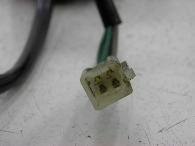 photo de COMUTADOR DE LUZES DE EMERGÊNCIA SYM GTS 125 (2005 - 2008) - Zoom do estado de desgaste