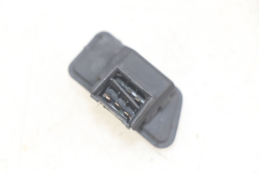 photo de COMUTADOR DE LUZES DE EMERGÊNCIA YAMAHA X-MAX XMAX 250 (2006 - 2009) - Zoom do estado de desgaste