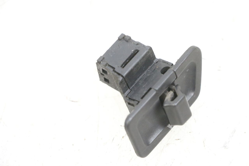 photo de COMUTADOR DE LUZES DE EMERGÊNCIA YAMAHA XMAX X-MAX 125 (2006 - 2009) - Zoom do estado de desgaste