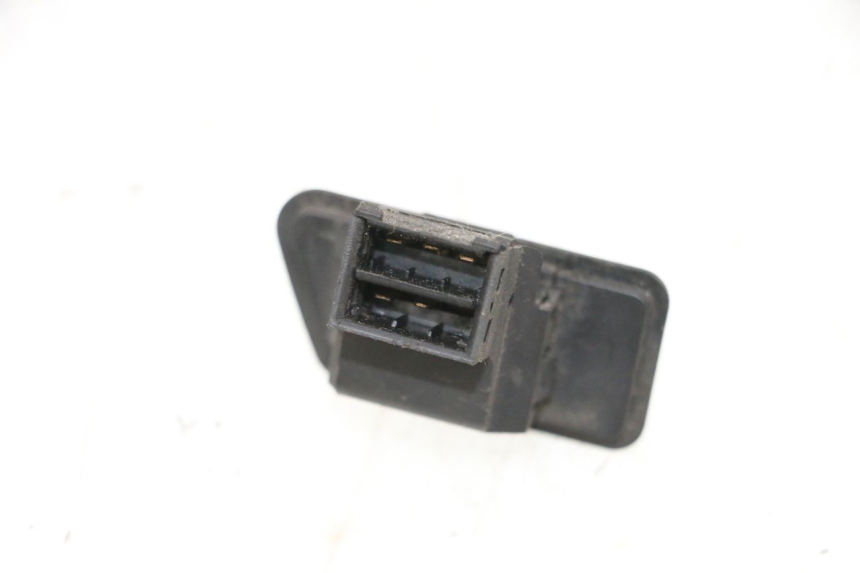 photo de COMUTADOR DE LUZES DE EMERGÊNCIA YAMAHA XMAX X-MAX 125 (2006 - 2009) - Zoom do estado de desgaste