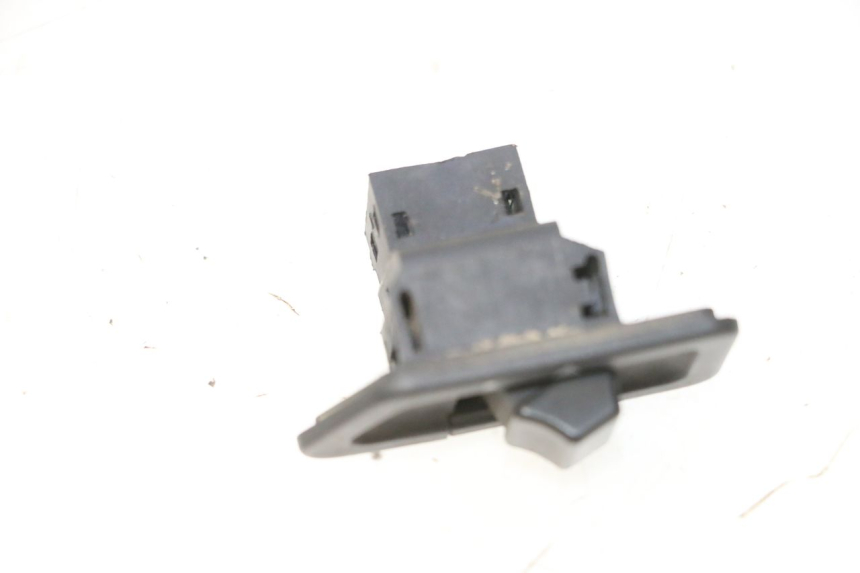 photo de COMUTADOR DE LUZES DE EMERGÊNCIA YAMAHA XMAX X-MAX 125 (2006 - 2009) - Zoom do estado de desgaste