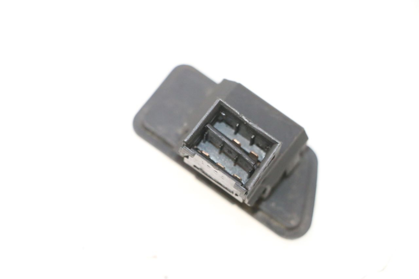 photo de COMUTADOR DE LUZES DE EMERGÊNCIA YAMAHA XMAX X-MAX 125 (2006 - 2009) - Outro ângulo de visão