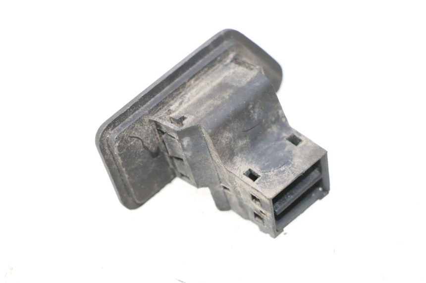 photo de COMUTADOR DE LUZES DE EMERGÊNCIA YAMAHA XMAX X-MAX 125 (2006 - 2009) - Zoom do estado de desgaste